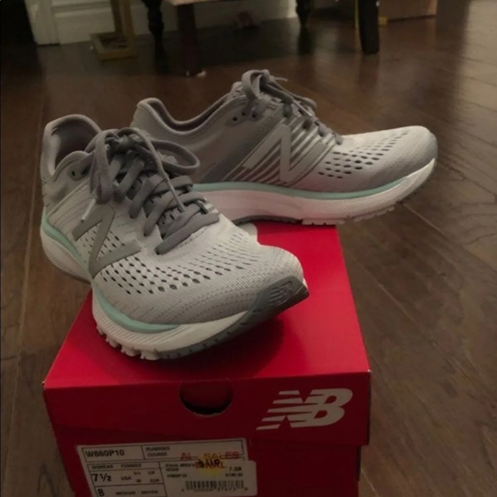 Womens New Balance 860v running shoe